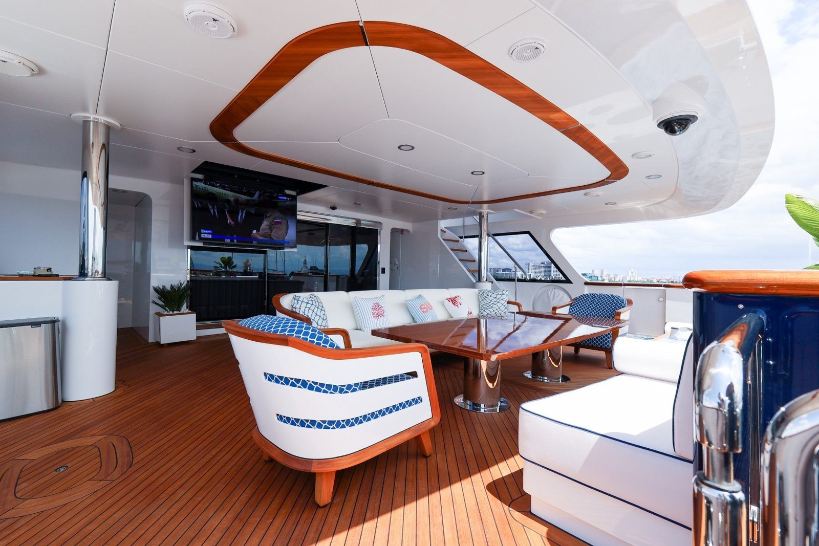 Aft deck, Mirabella